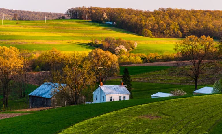 Scenic Drives in Pennsylvania: Amish Tours & Fall Colors/Plan Your Romantic Hotel Getaways. Photo of an Amish Farm in the countryside